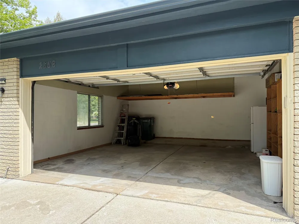 2356 Hinge Drive Troy City, MI 48083