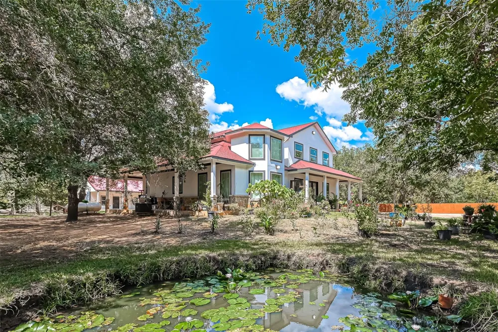 6121 County Road 225 Hungerford, TX 77448