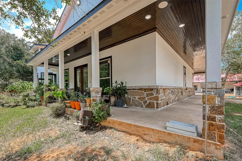 6121 County Road 225 Hungerford, TX 77448