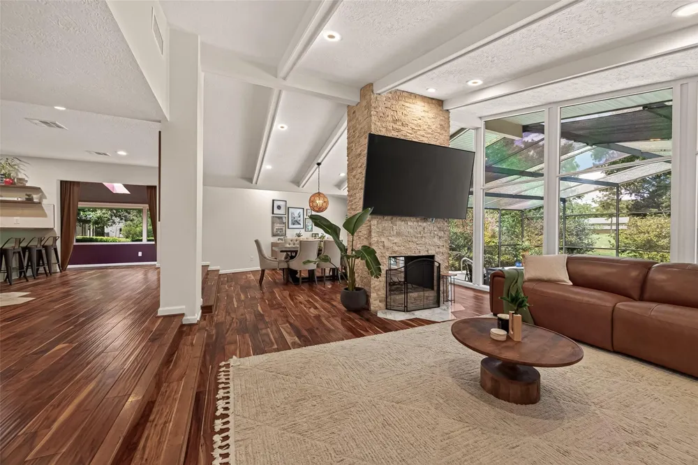 514 S Shadowbend Avenue Friendswood, TX 77546