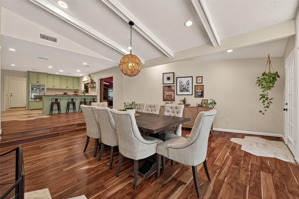 514 S Shadowbend Avenue Friendswood, TX 77546