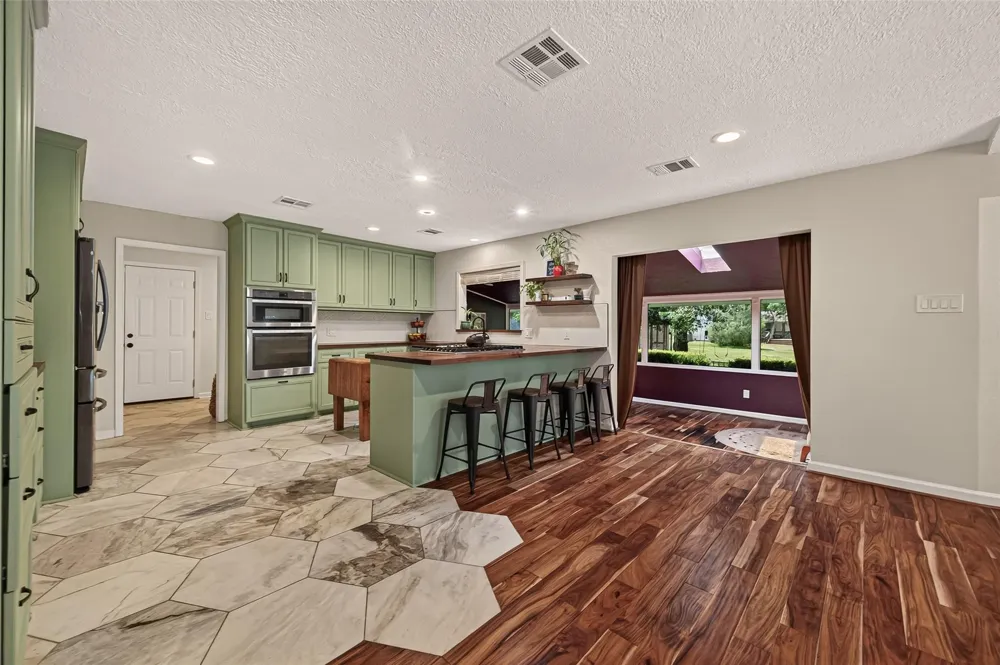 514 S Shadowbend Avenue Friendswood, TX 77546