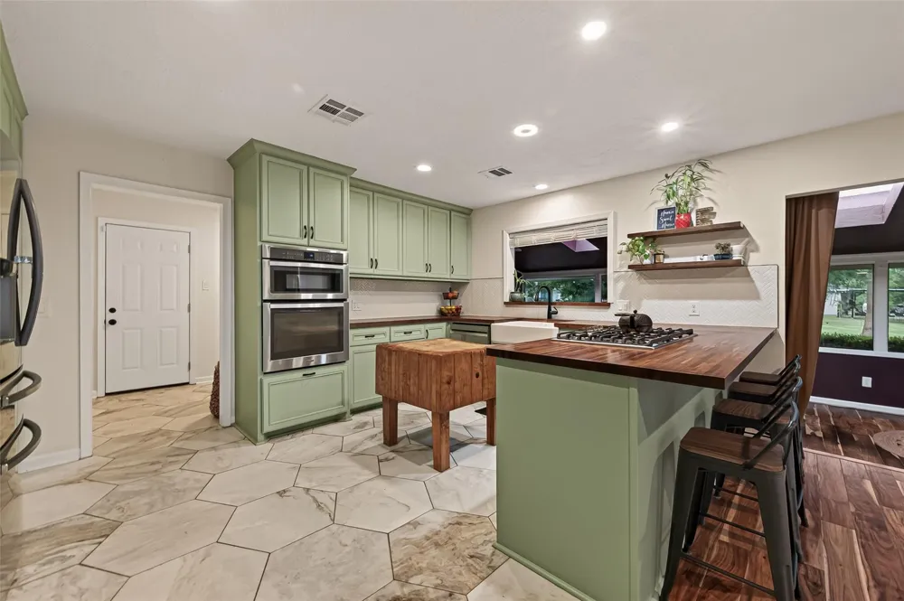 514 S Shadowbend Avenue Friendswood, TX 77546