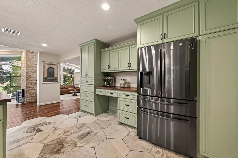 514 S Shadowbend Avenue Friendswood, TX 77546