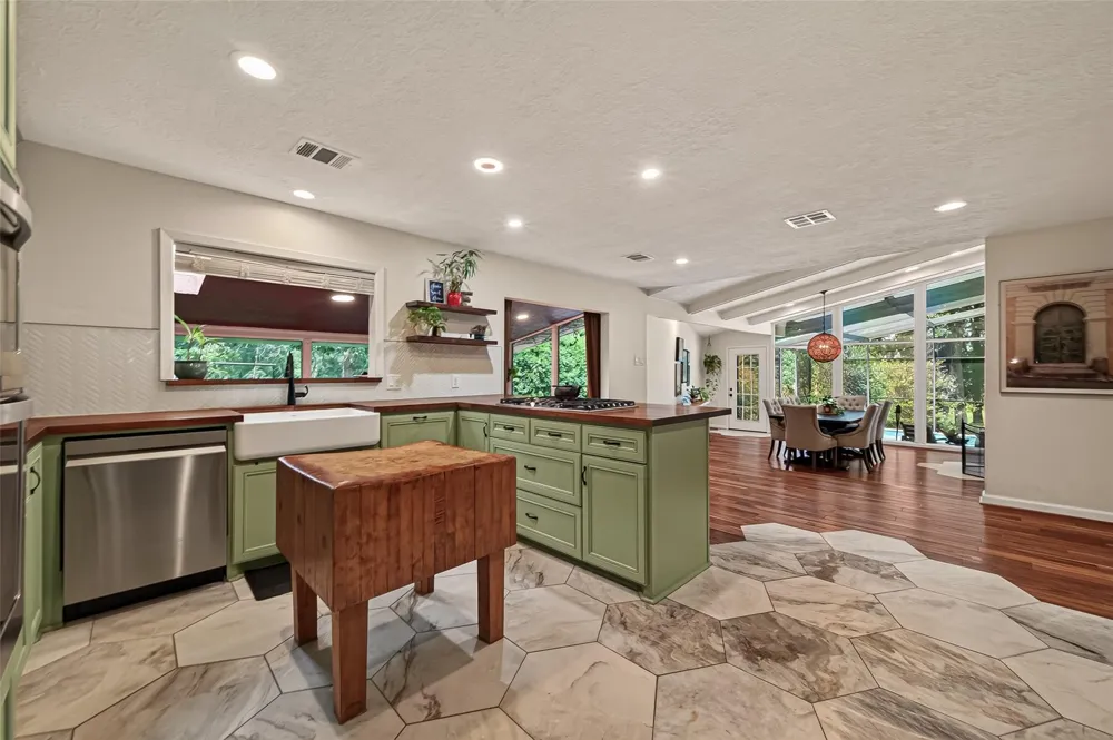 514 S Shadowbend Avenue Friendswood, TX 77546