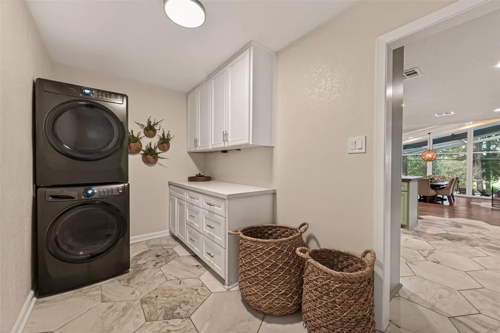 514 S Shadowbend Avenue Friendswood, TX 77546