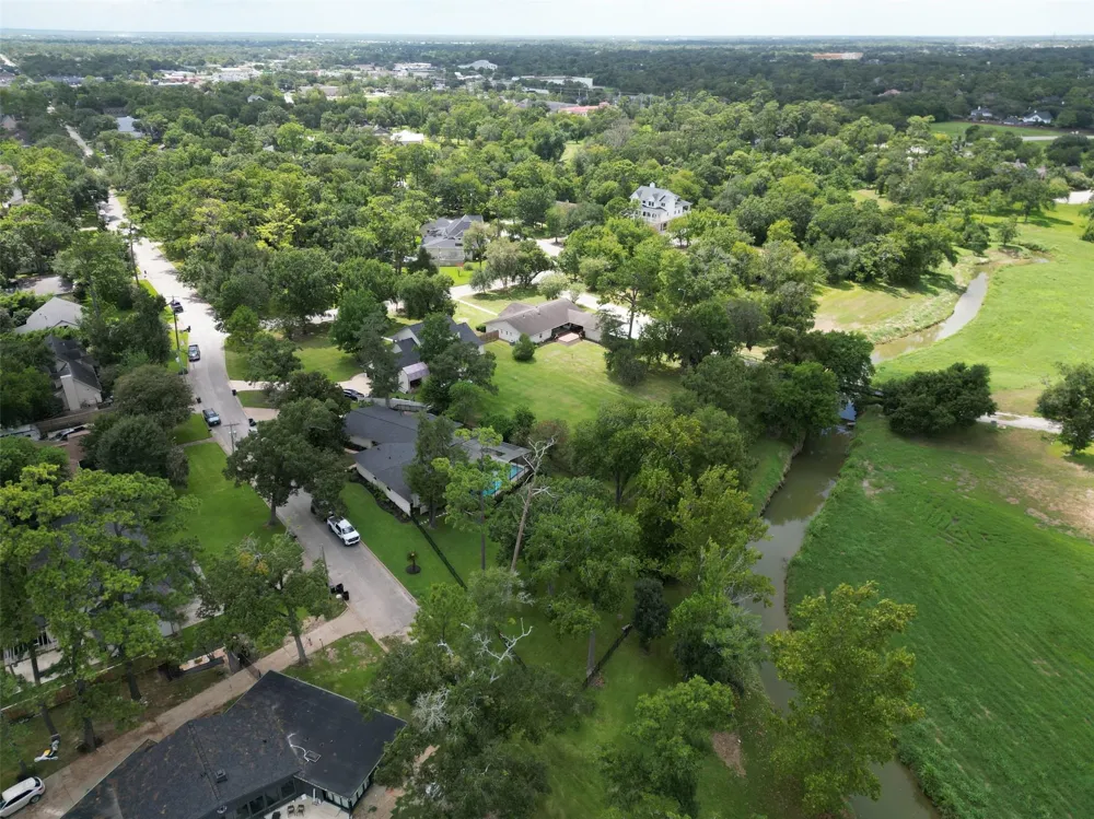 514 S Shadowbend Avenue Friendswood, TX 77546