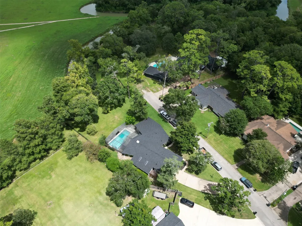 514 S Shadowbend Avenue Friendswood, TX 77546