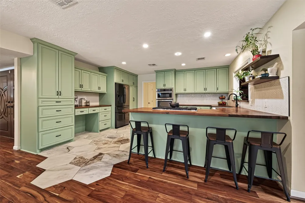 514 S Shadowbend Avenue Friendswood, TX 77546