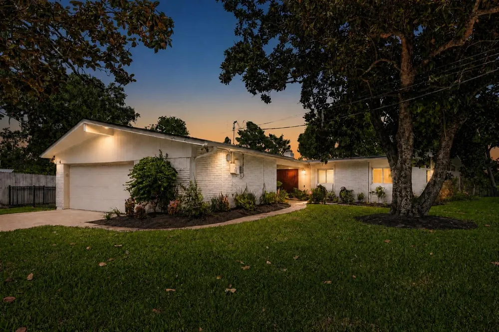 514 S Shadowbend Avenue Friendswood, TX 77546
