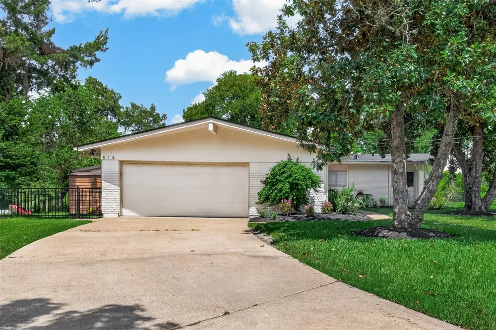 514 S Shadowbend Avenue Friendswood, TX 77546