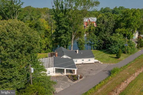 8 LAKESIDE DRIVE