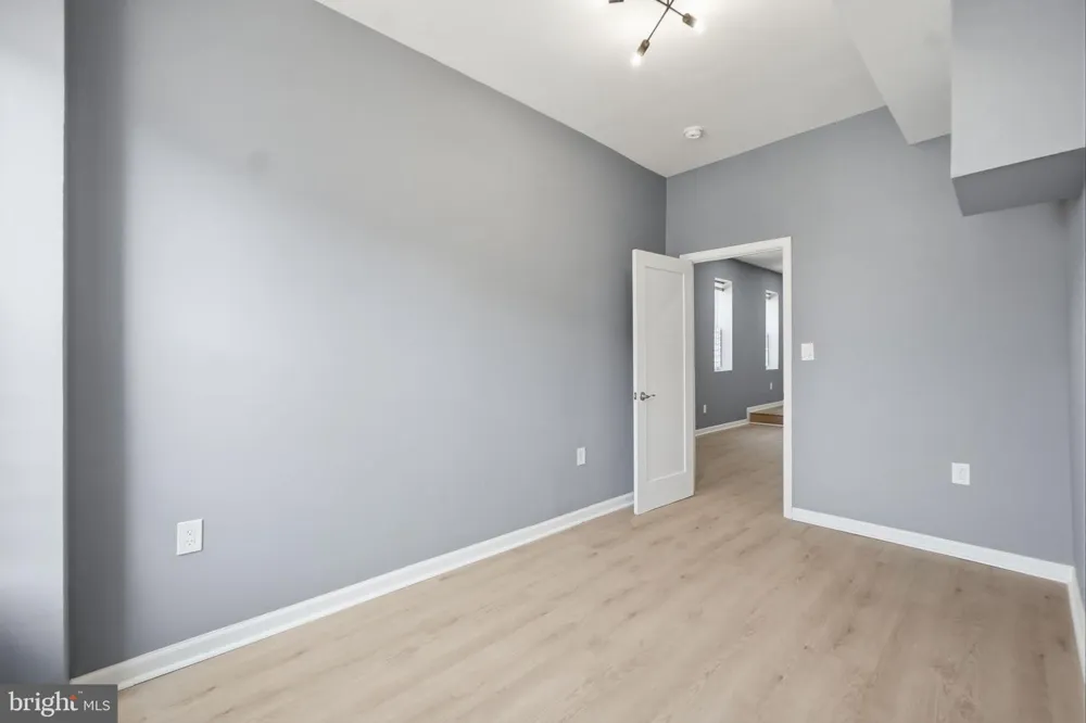 527 S SMALLWOOD STREET Baltimore, MD 21223