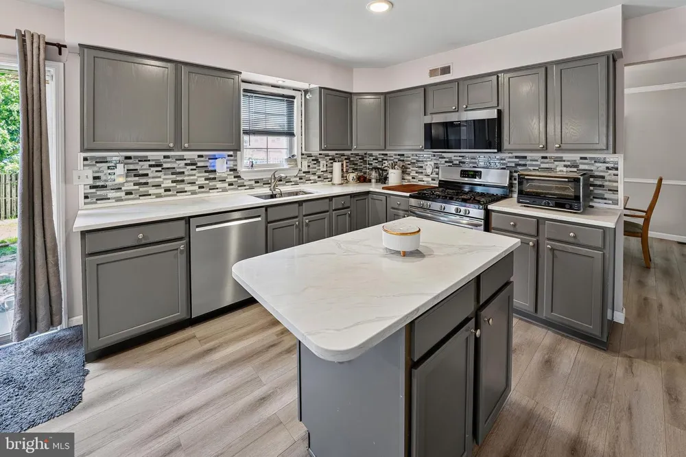 33 SALISBURY WAY Logan, NJ 08085
