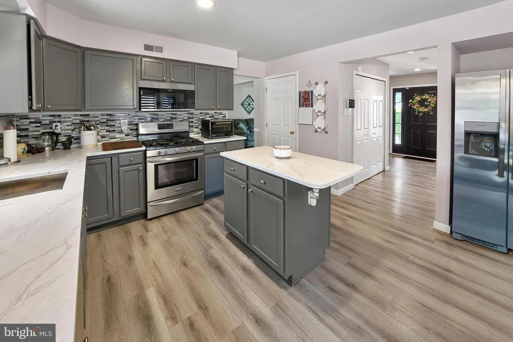 33 SALISBURY WAY Logan, NJ 08085