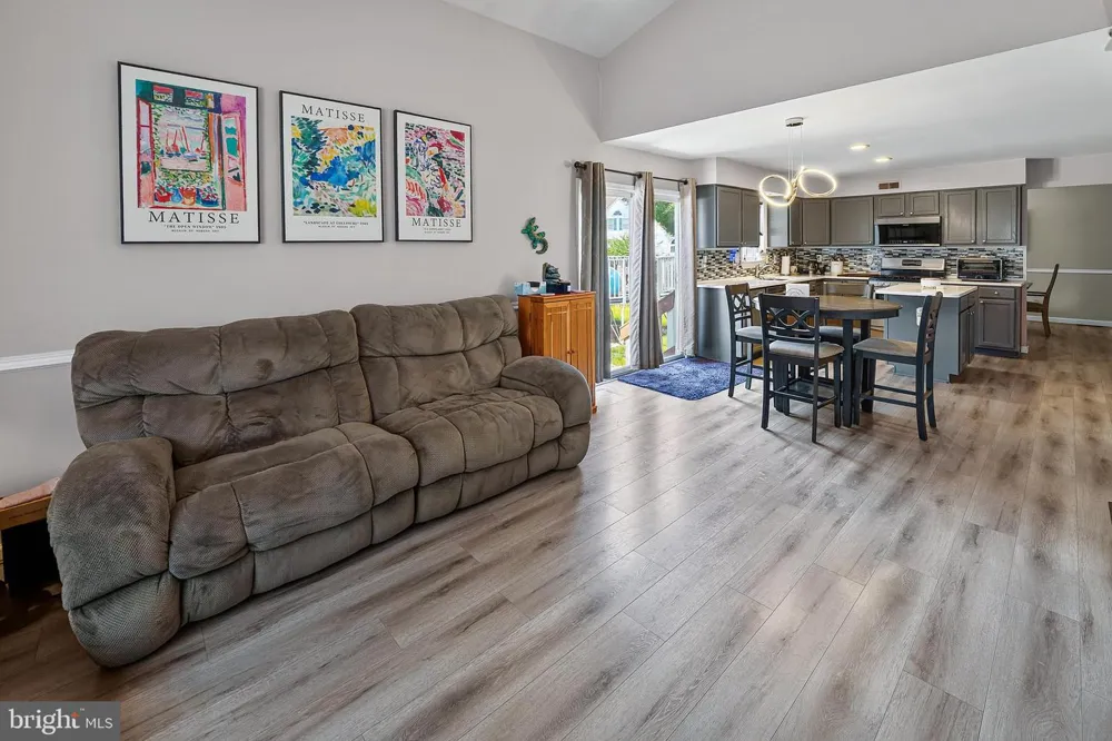 33 SALISBURY WAY Logan, NJ 08085
