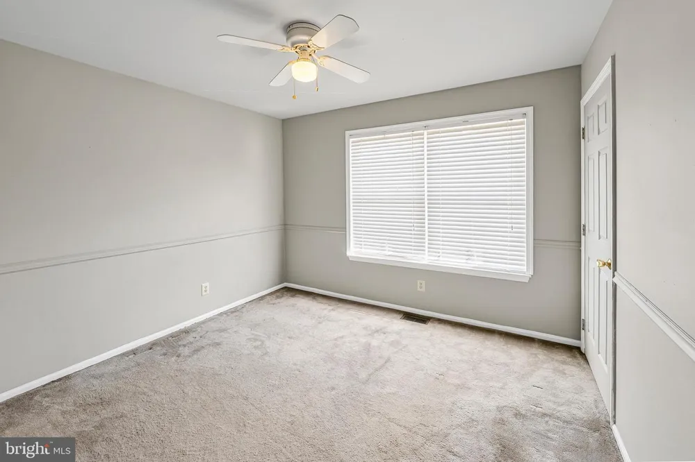 33 SALISBURY WAY Logan, NJ 08085
