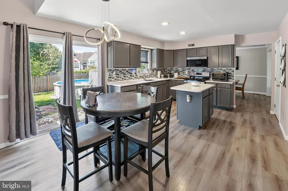 33 SALISBURY WAY Logan, NJ 08085