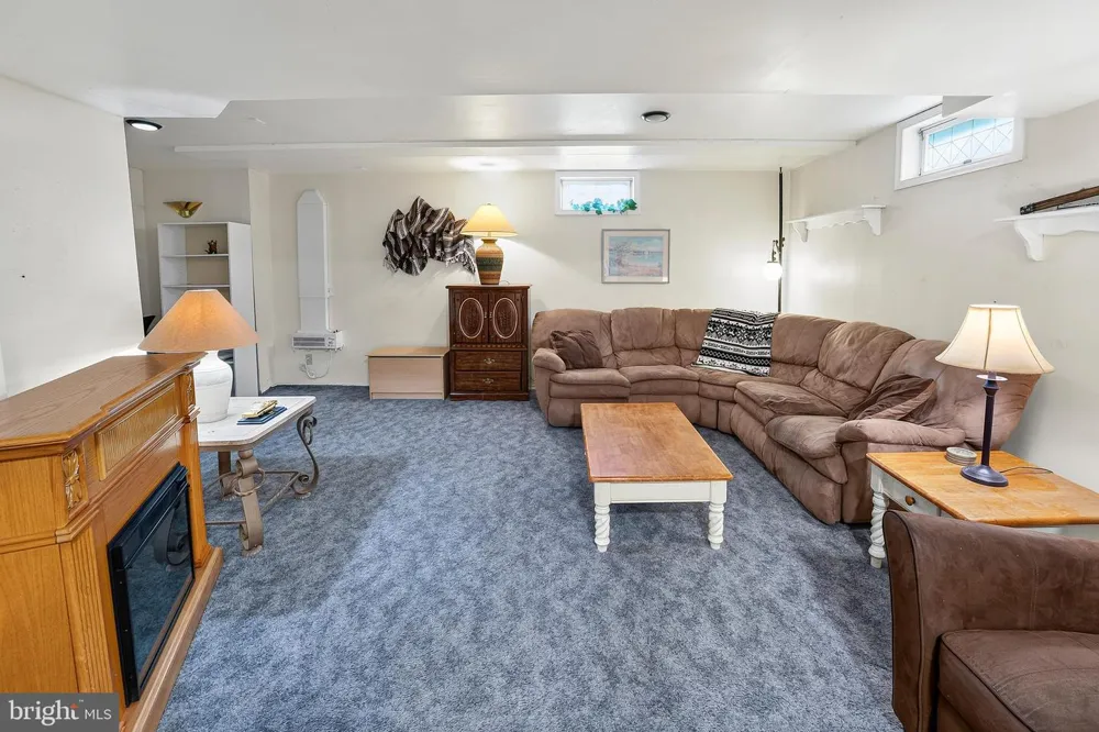 33 SALISBURY WAY Logan, NJ 08085