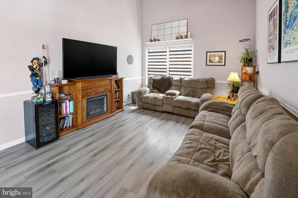 33 SALISBURY WAY Logan, NJ 08085