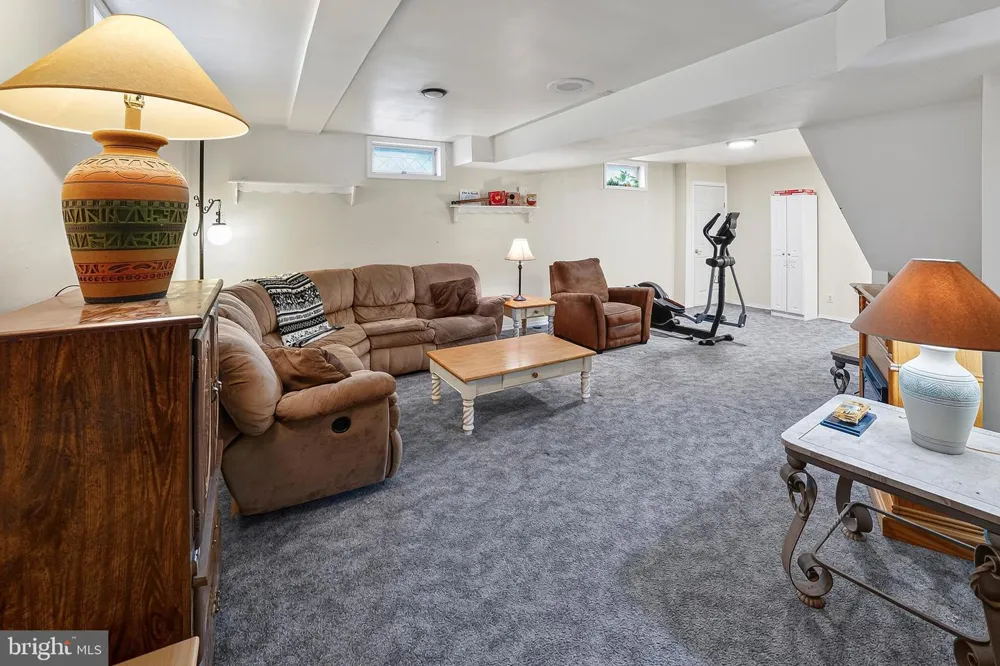 33 SALISBURY WAY Logan, NJ 08085
