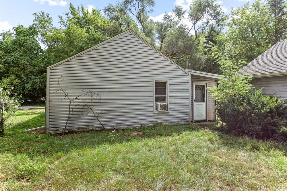 2550 Loon Lake Road Wixom City, MI 48393