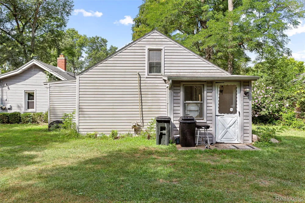 2550 Loon Lake Road Wixom City, MI 48393