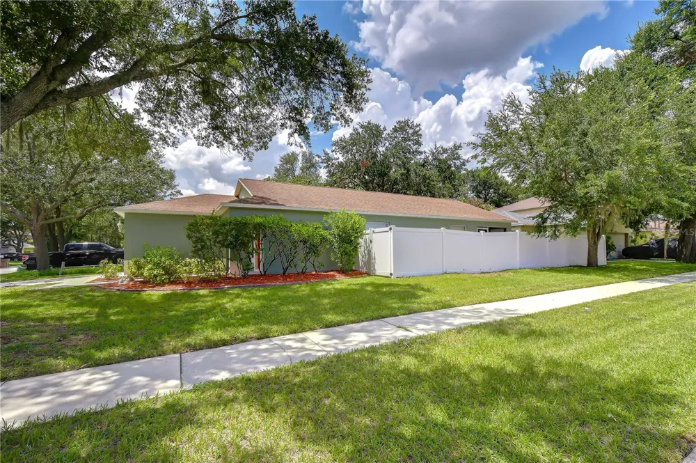 8736 MORRISON OAKS COURT Temple Terrace, FL 33637