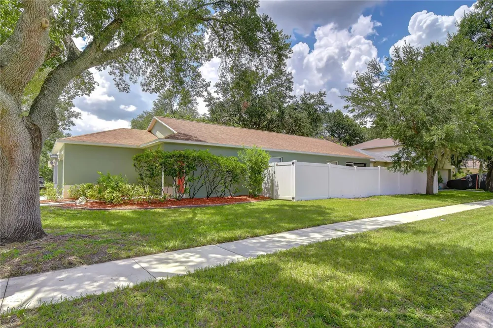 8736 MORRISON OAKS COURT Temple Terrace, FL 33637