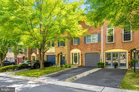 1006 LINDSAY LANE