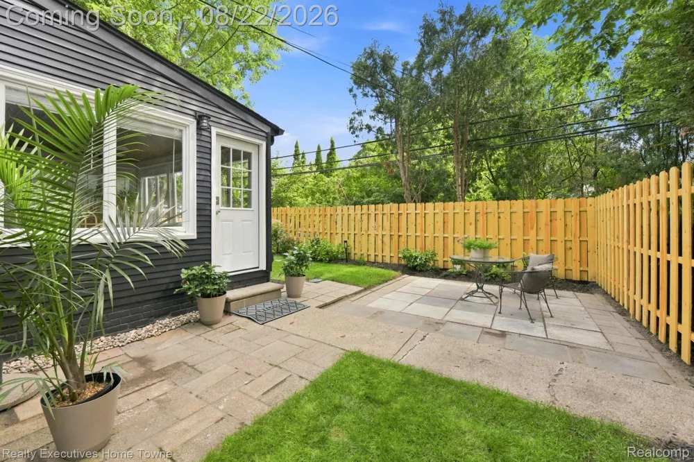 16201 Amherst Avenue Beverly Hills Village, MI 48025