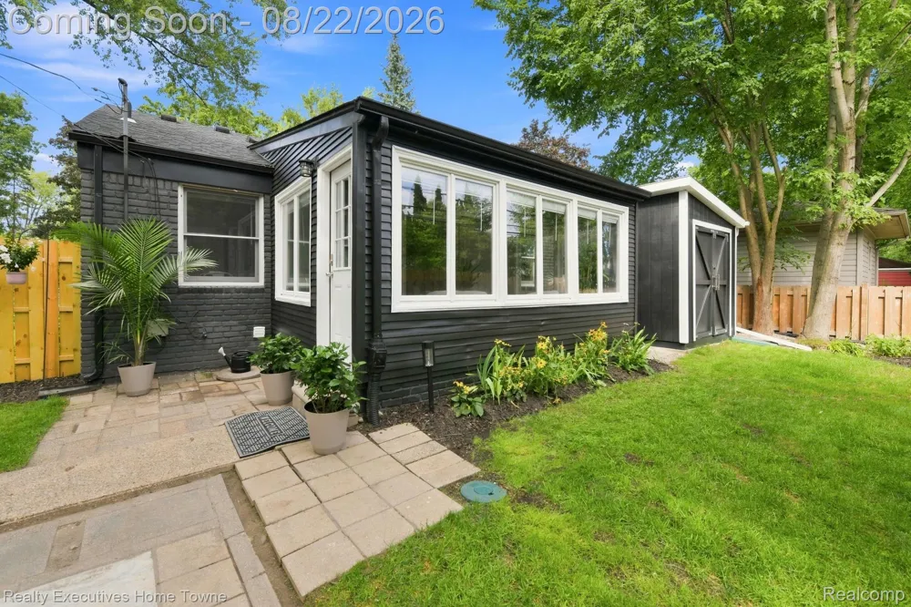 16201 Amherst Avenue Beverly Hills Village, MI 48025