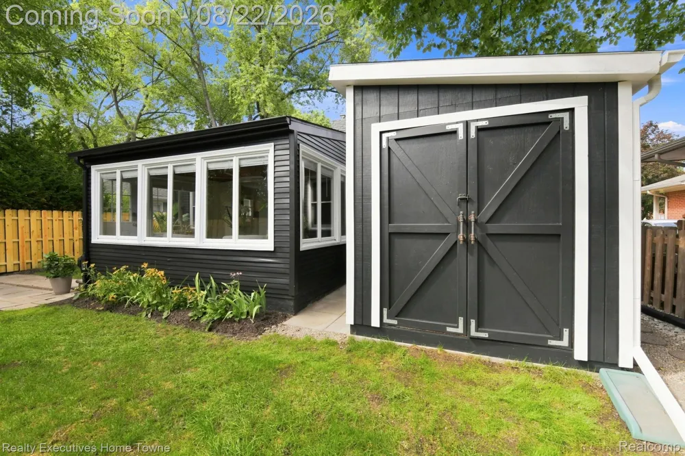16201 Amherst Avenue Beverly Hills Village, MI 48025