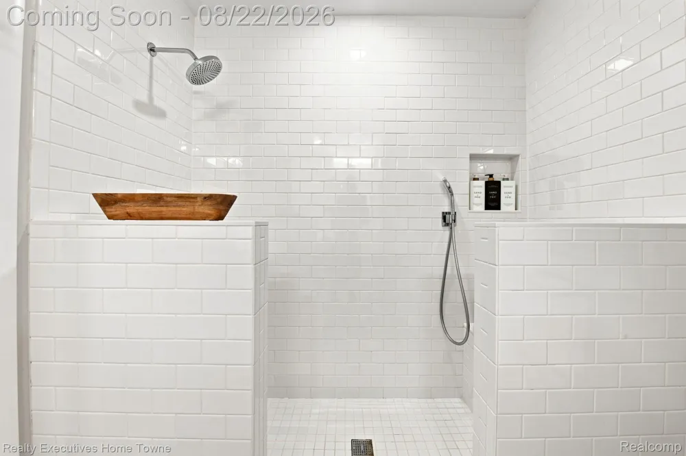 16201 Amherst Avenue Beverly Hills Village, MI 48025