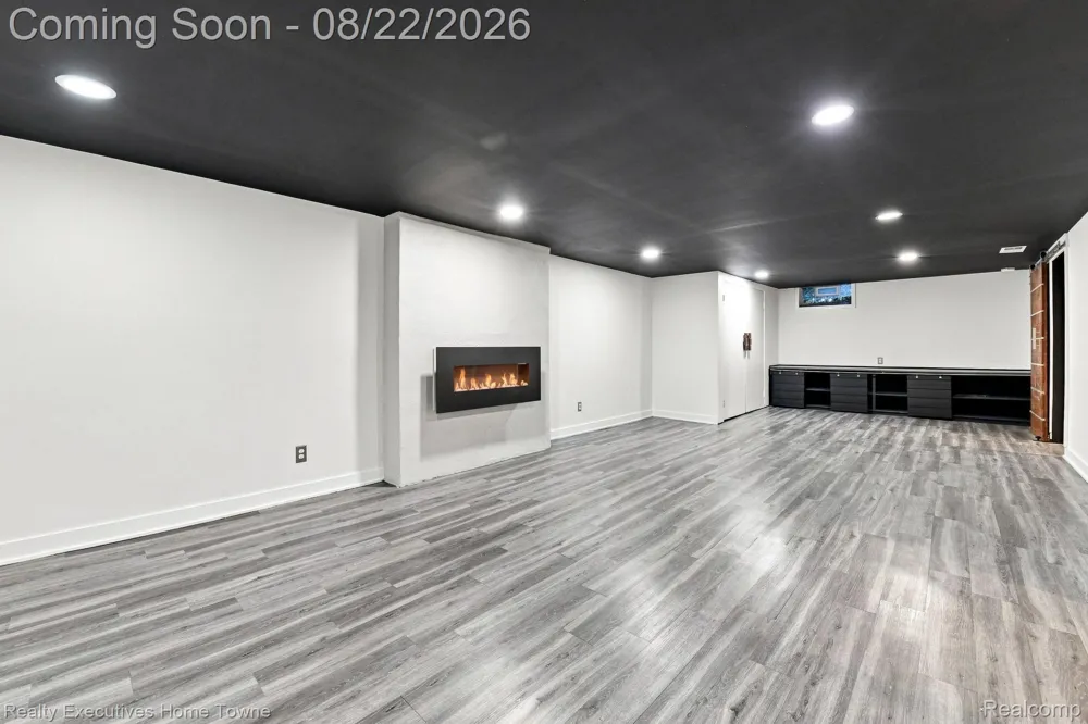 16201 Amherst Avenue Beverly Hills Village, MI 48025