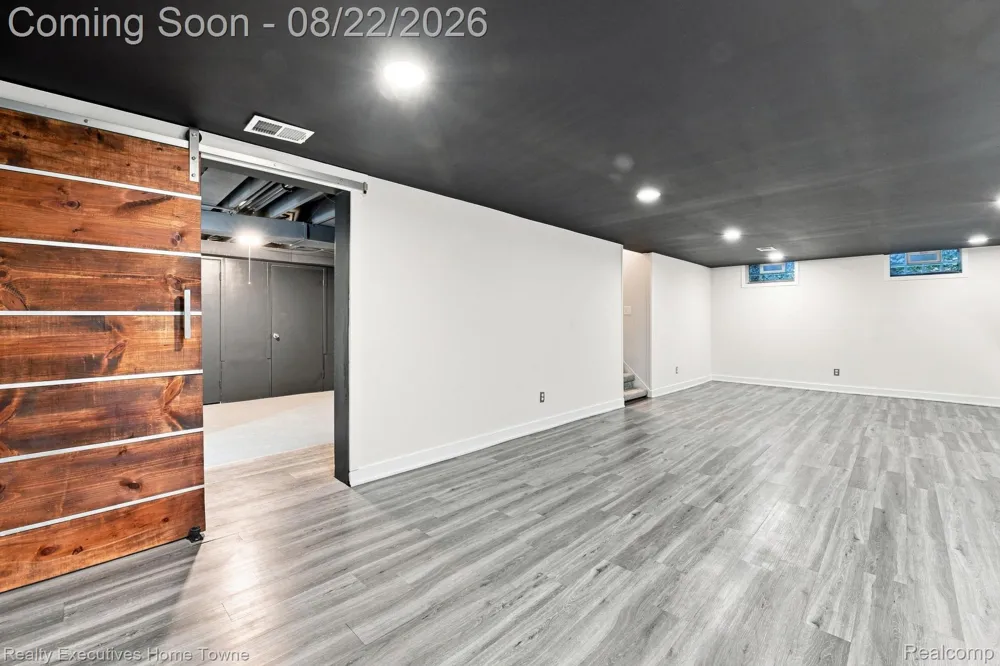 16201 Amherst Avenue Beverly Hills Village, MI 48025