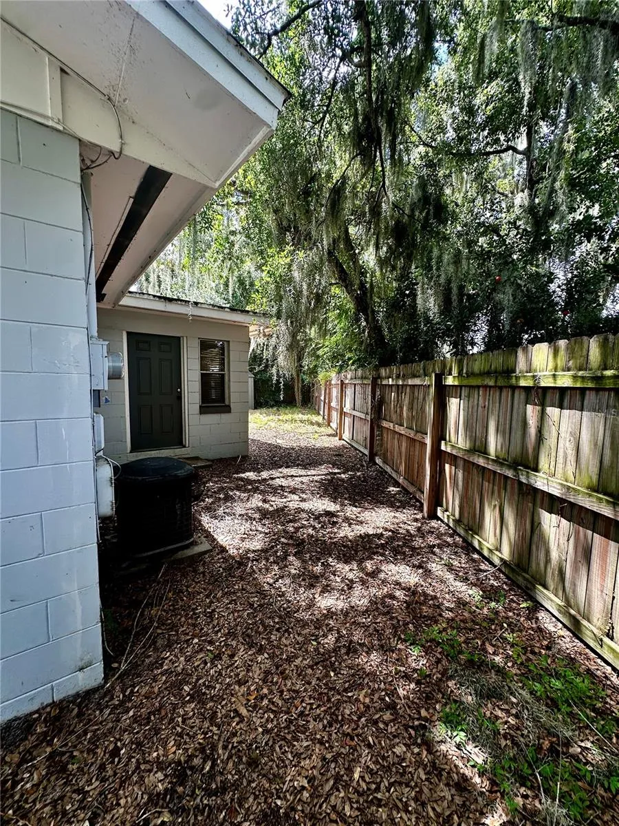 1305 ORANGE AVENUE Tavares, FL 32778