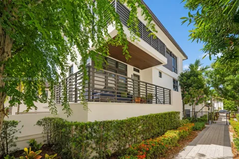 8267 NW 48th St