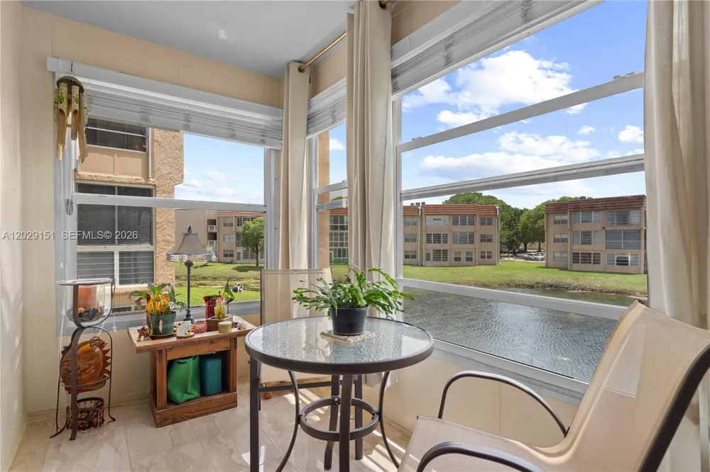 9340 Sunrise Lakes Blvd #209 Sunrise, FL 33322