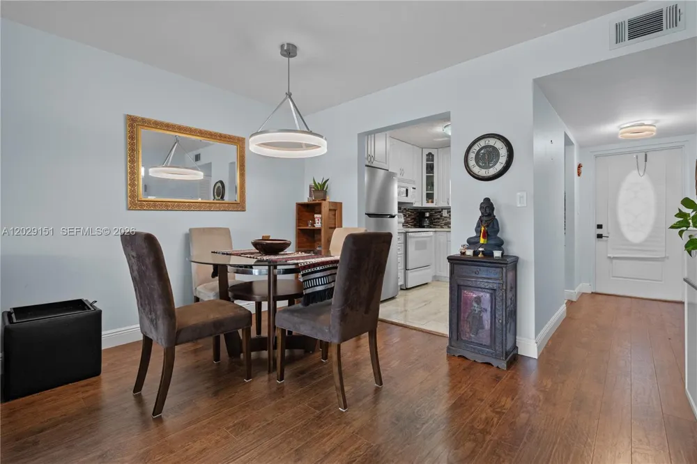 9340 Sunrise Lakes Blvd #209 Sunrise, FL 33322