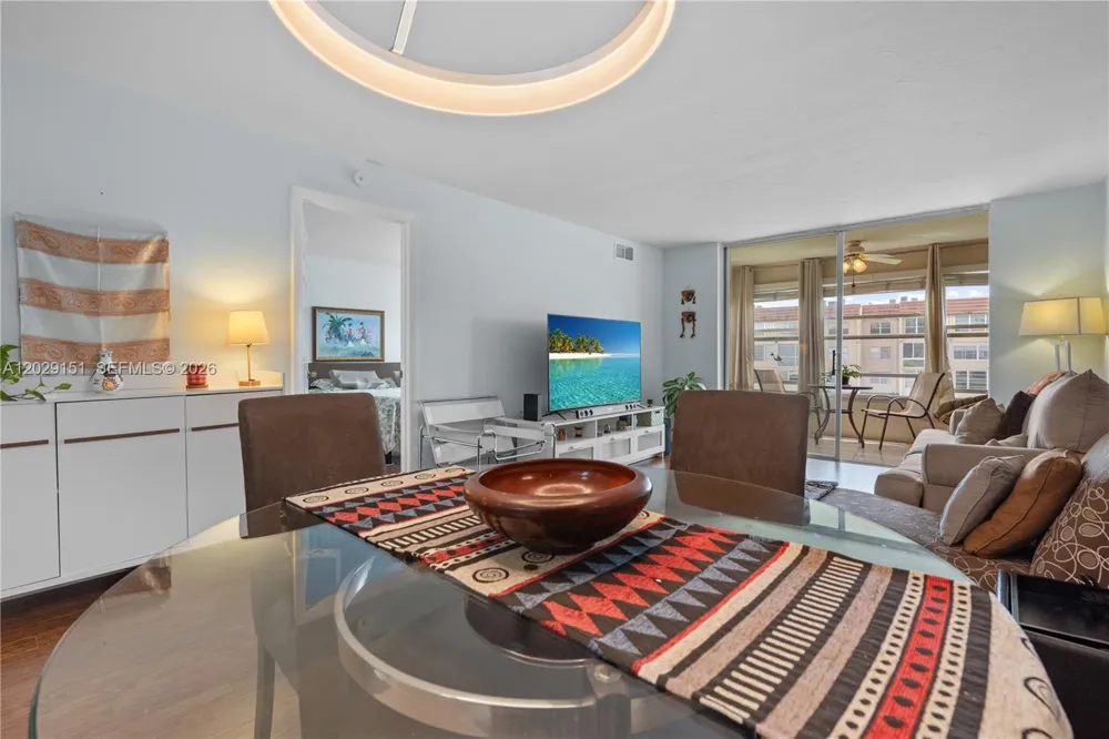 9340 Sunrise Lakes Blvd #209 Sunrise, FL 33322
