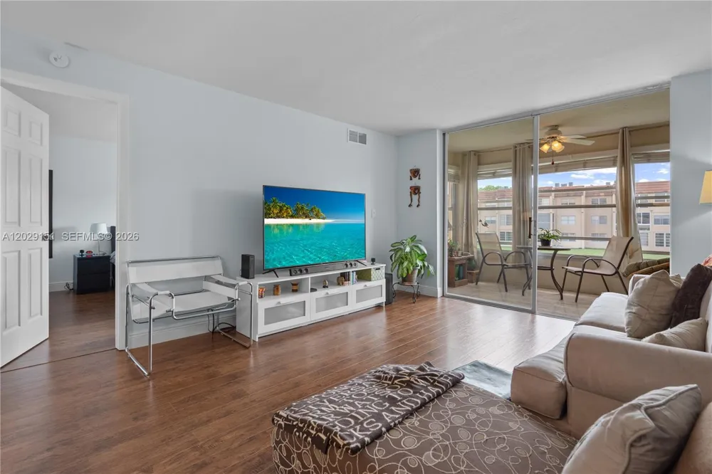 9340 Sunrise Lakes Blvd #209 Sunrise, FL 33322
