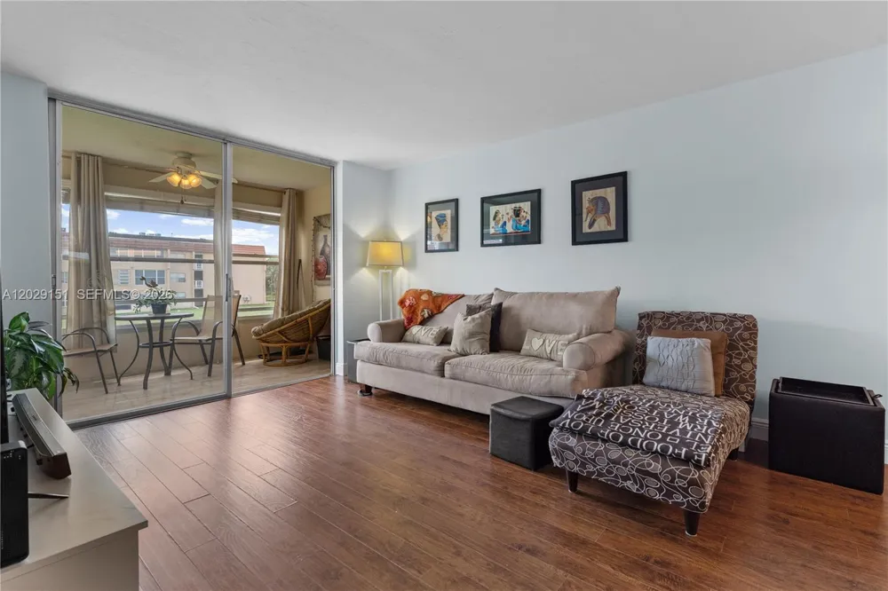 9340 Sunrise Lakes Blvd #209 Sunrise, FL 33322