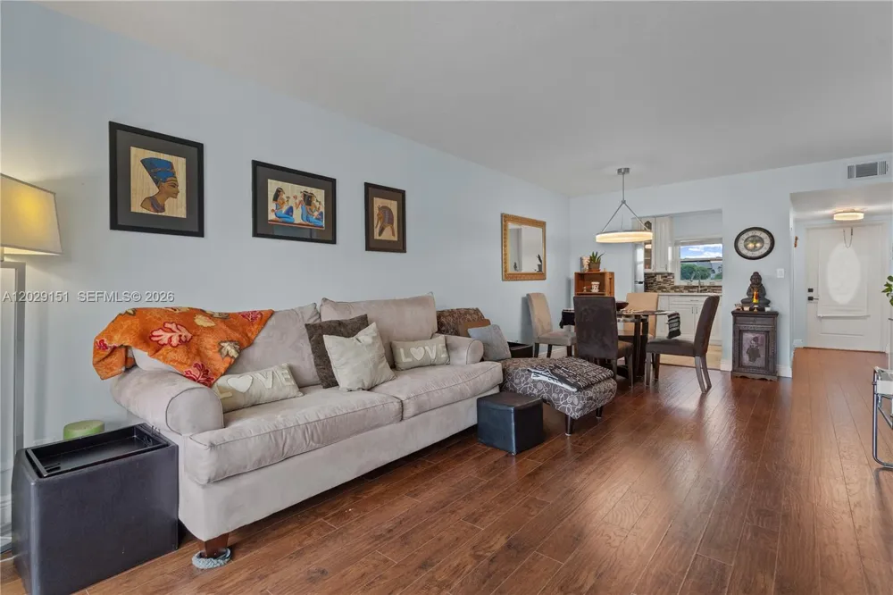 9340 Sunrise Lakes Blvd #209 Sunrise, FL 33322