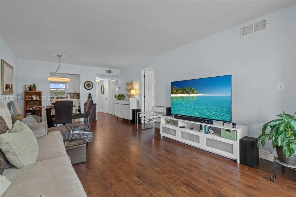 9340 Sunrise Lakes Blvd #209 Sunrise, FL 33322