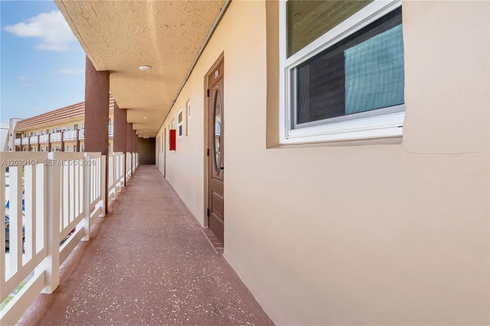 9340 Sunrise Lakes Blvd #209 Sunrise, FL 33322
