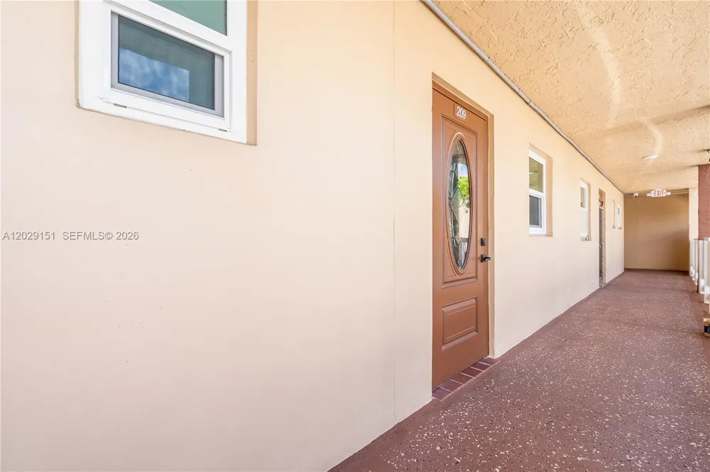 9340 Sunrise Lakes Blvd #209 Sunrise, FL 33322