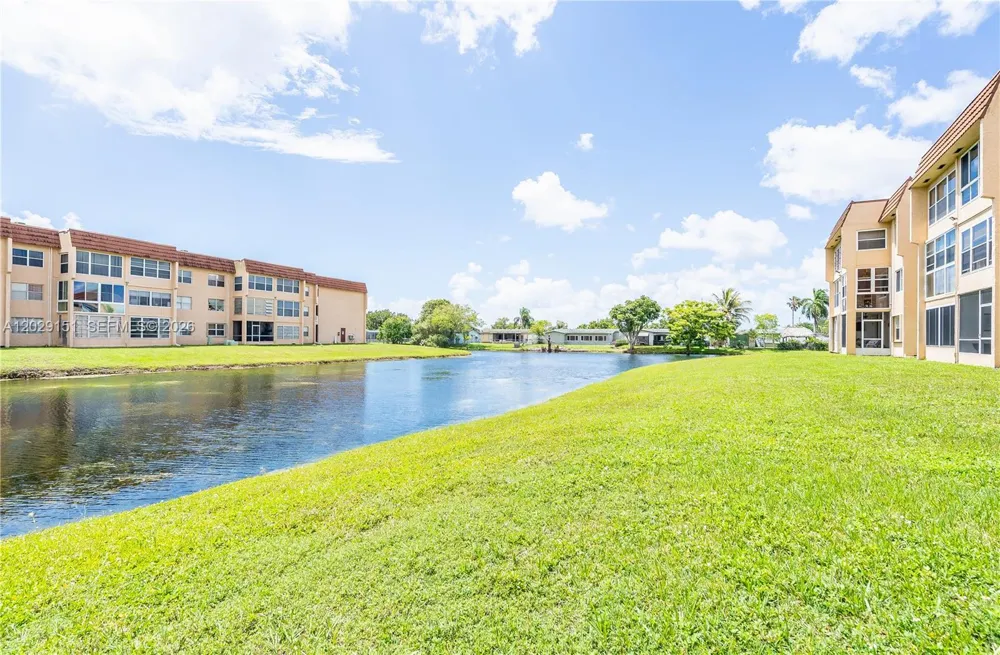 9340 Sunrise Lakes Blvd #209 Sunrise, FL 33322