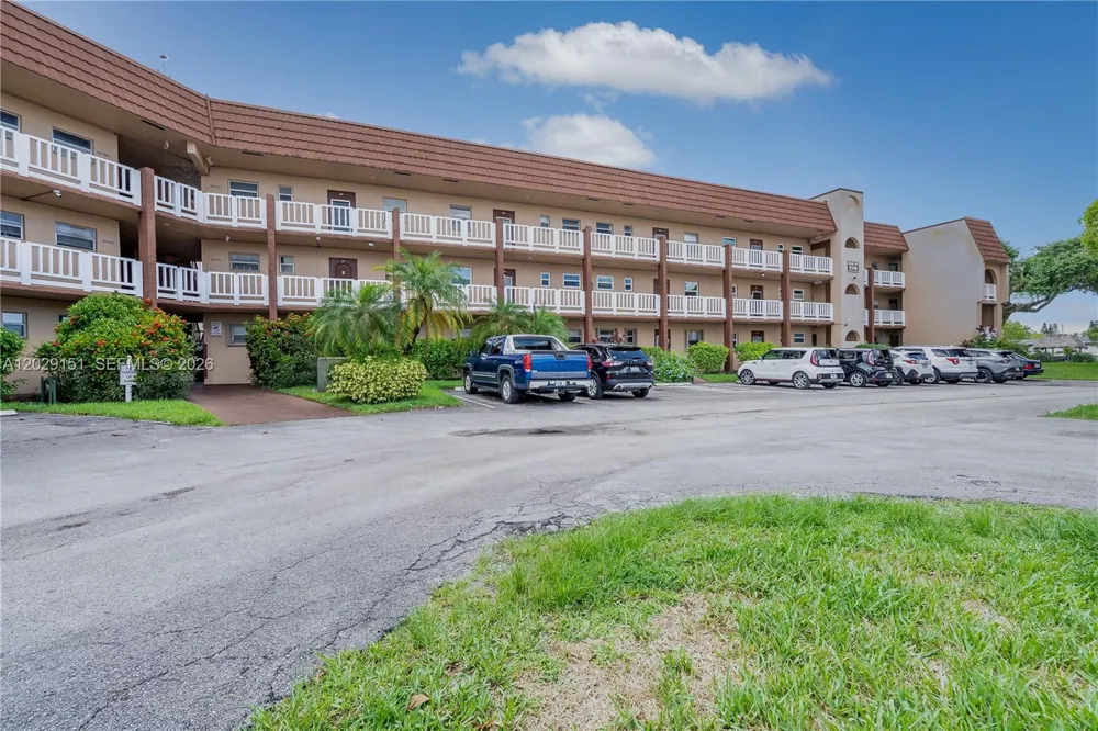 9340 Sunrise Lakes Blvd #209 Sunrise, FL 33322