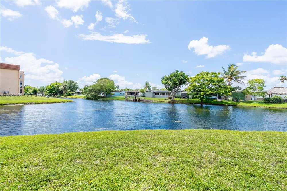 9340 Sunrise Lakes Blvd #209 Sunrise, FL 33322
